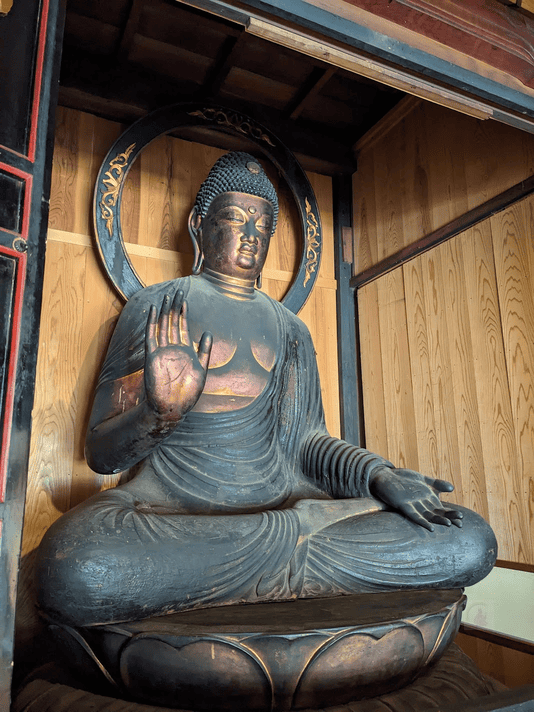 滋賀・高島 保福寺｜戦火を越えた「焼け残りの釈迦」木造釈迦如来坐像