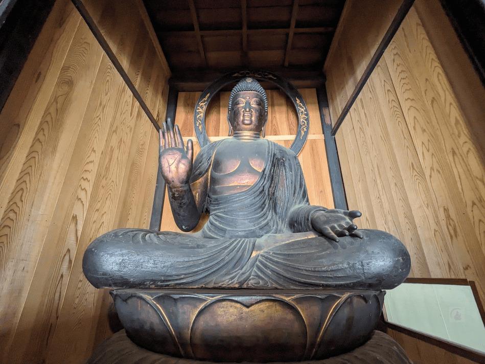 滋賀・高島 保福寺｜戦火を越えた「焼け残りの釈迦」木造釈迦如来坐像